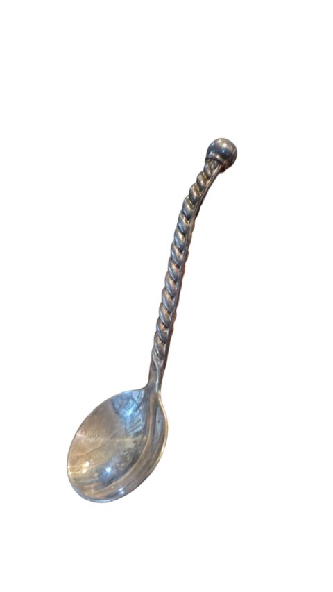 Elegante concha ornamentada com cabo torcido