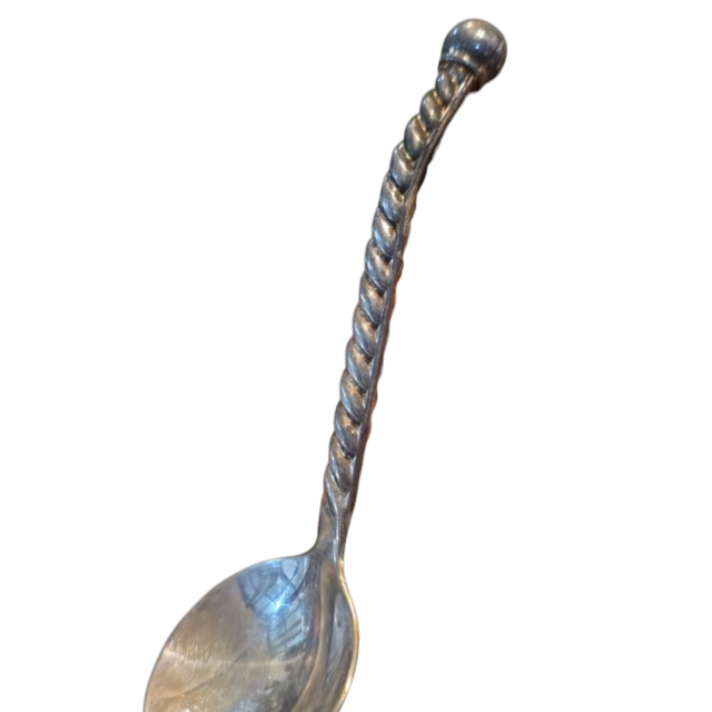 Elegante concha ornamentada com cabo torcido