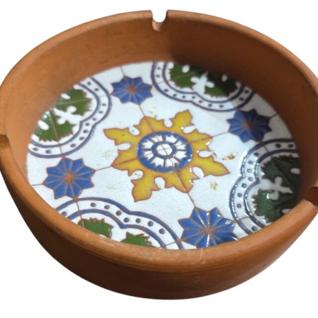 Grande cinzeiro em cerâmica artesanal