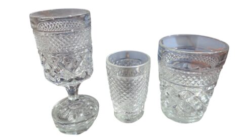 Trio de copos e taça, ricamente lavrados
