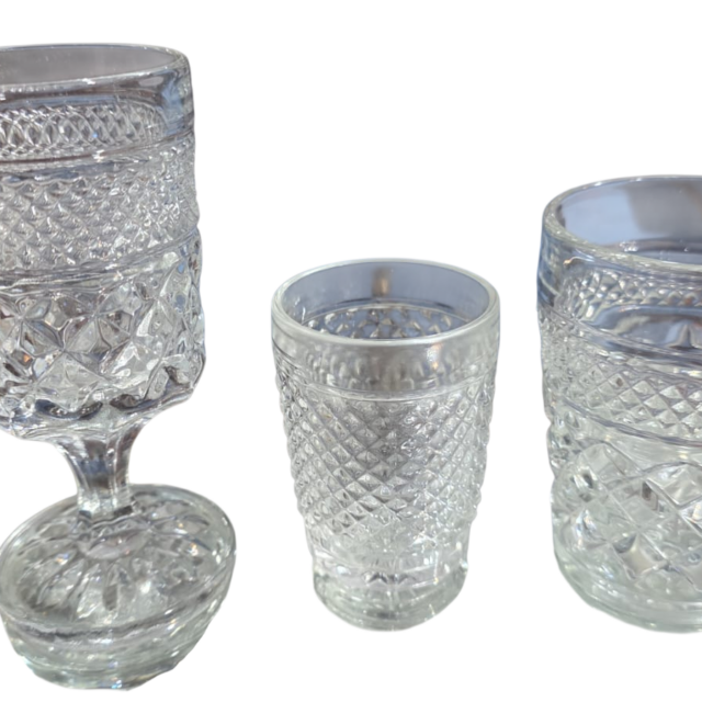 Trio de copos e taça, ricamente lavrados