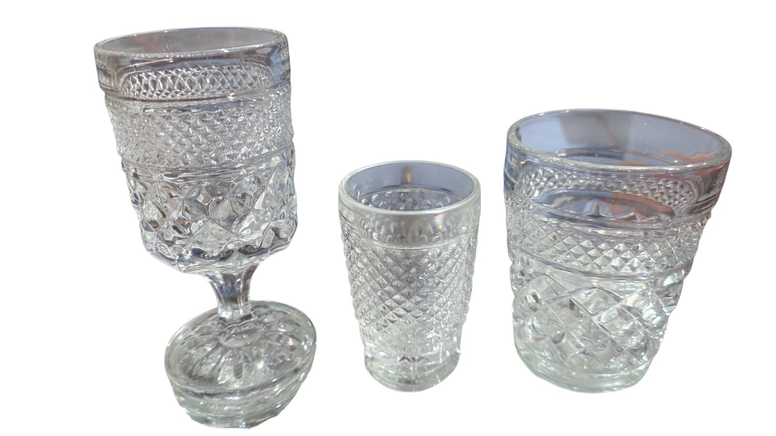Trio de copos e taça, ricamente lavrados