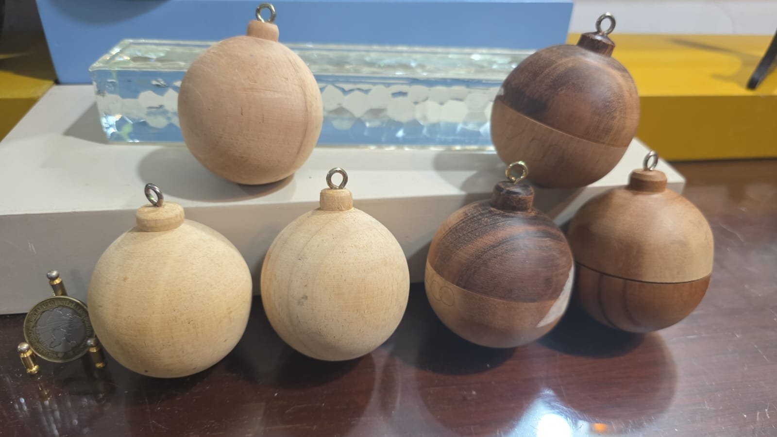 Lote de bolas antigas de pendurar de madeira - Imagem 2