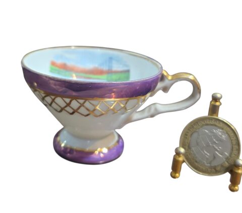 Elegante e antiga xícara de porcelana