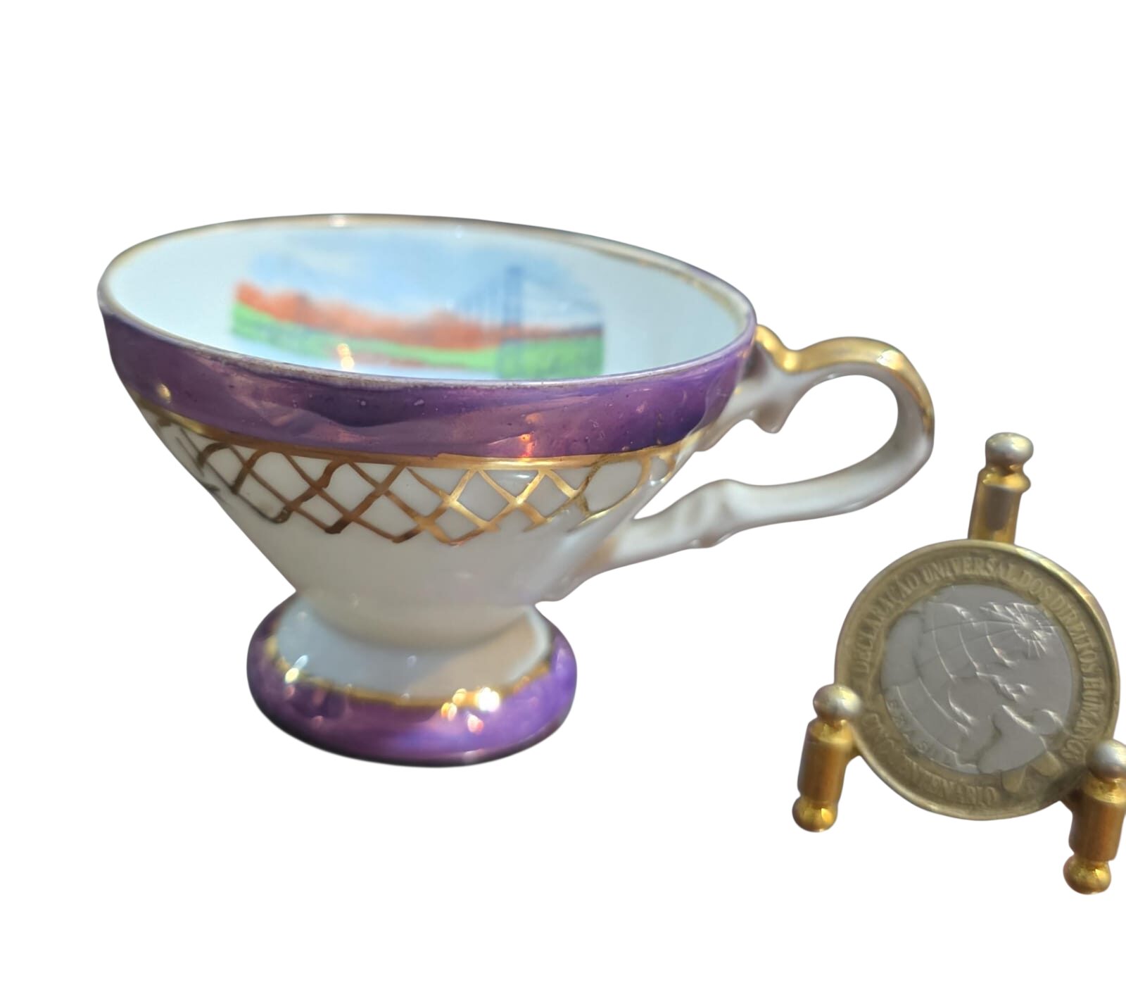 Elegante e antiga xícara de porcelana