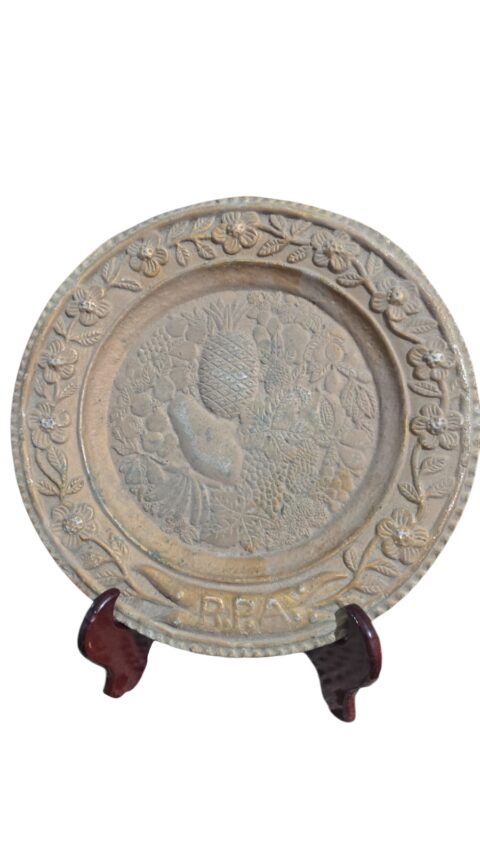 Antigo medalhão com bela arte em relevos