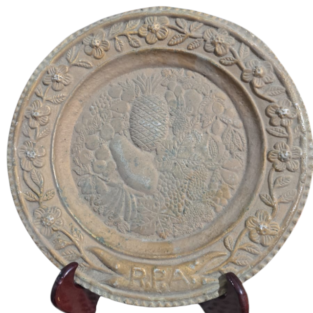 Antigo medalhão com bela arte em relevos