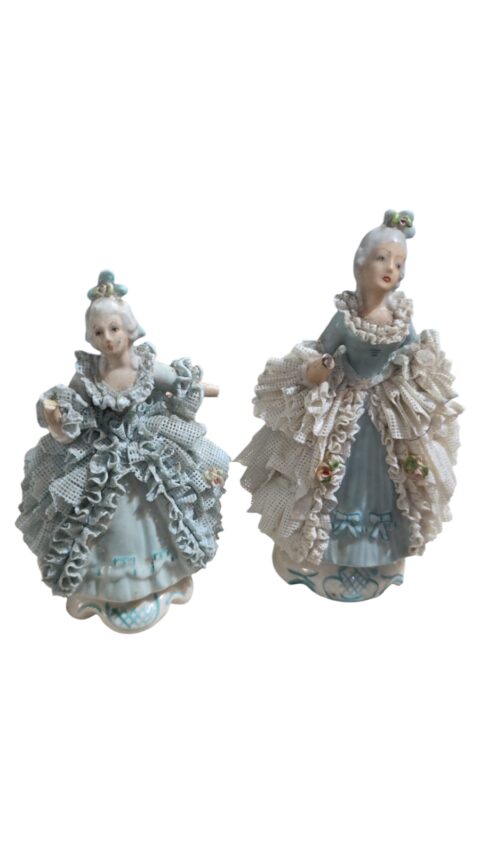 Par de antigas esculturas representando damas nobres da época