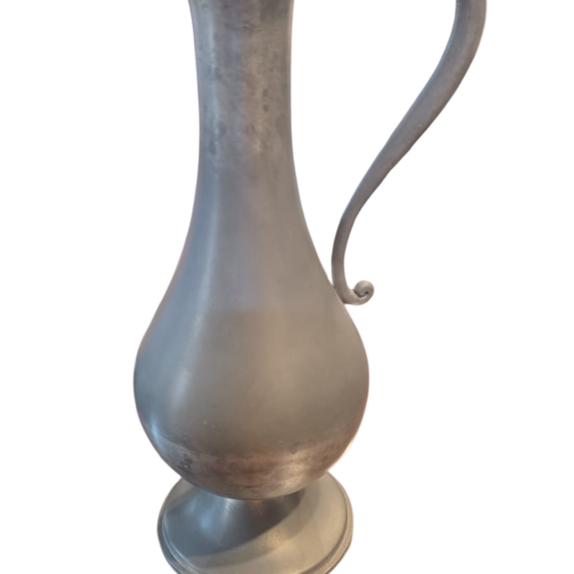Elegante jarra européia em estanho