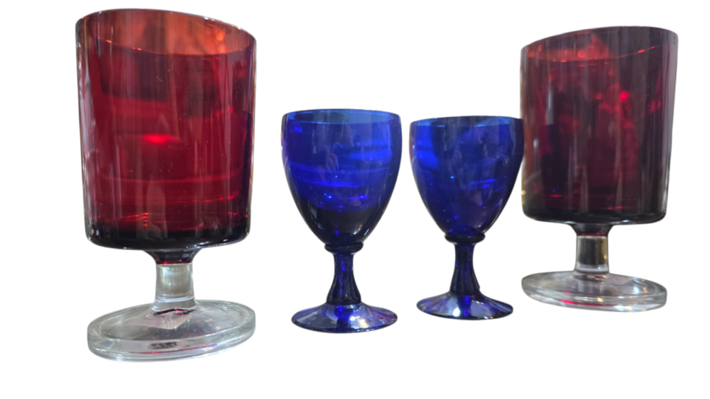 Quarteto de diferenciadas taças de cristal rubi e azul cobalto