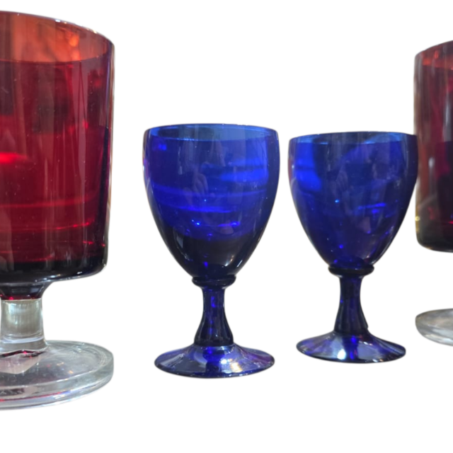 Quarteto de diferenciadas taças de cristal rubi e azul cobalto