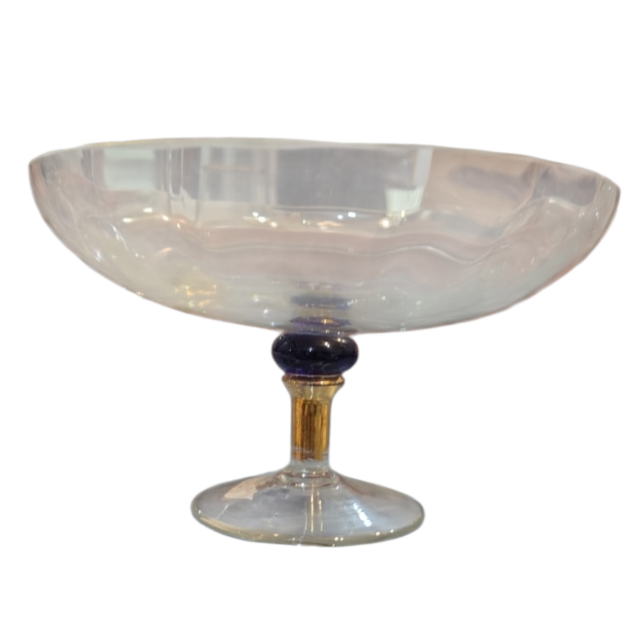 Elegante e antigo centro de mesa de cristal com dourações