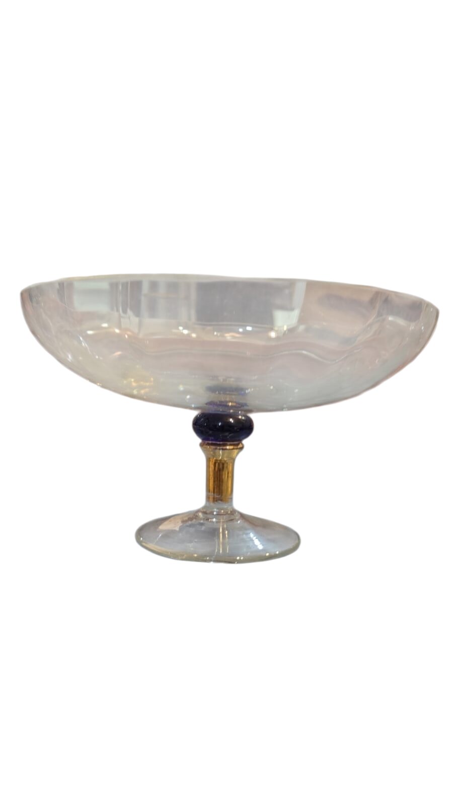 Elegante e antigo centro de mesa de cristal com dourações