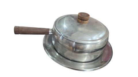Antiga panela com cabo e pega de madeira, acompanha bandeja
