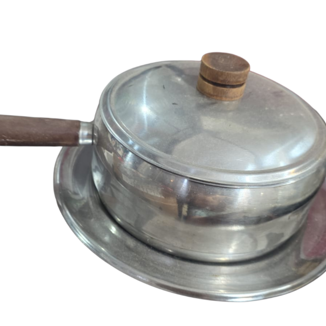 Antiga panela com cabo e pega de madeira, acompanha bandeja