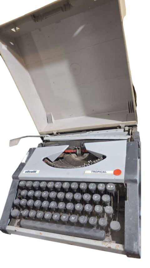 Antiga máquina de escrever Olivetti Tropical