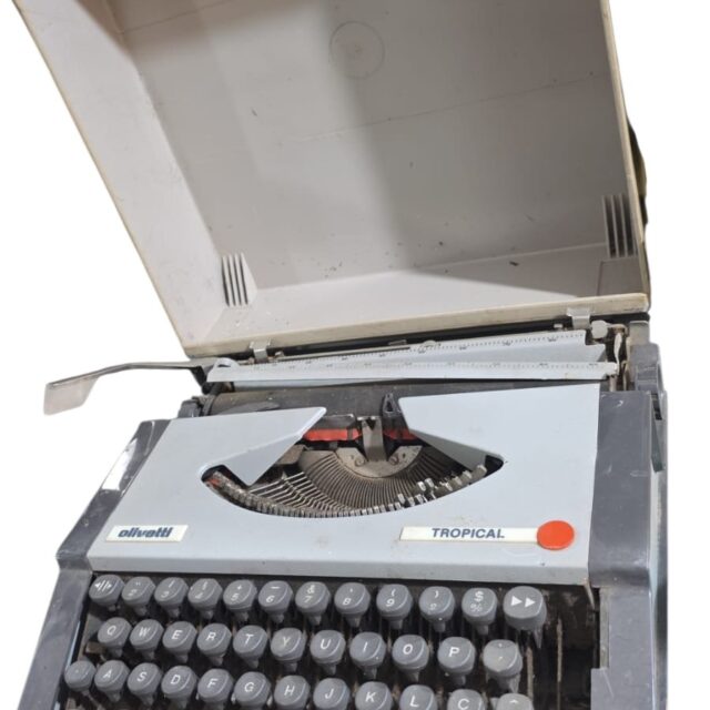 Antiga máquina de escrever Olivetti Tropical