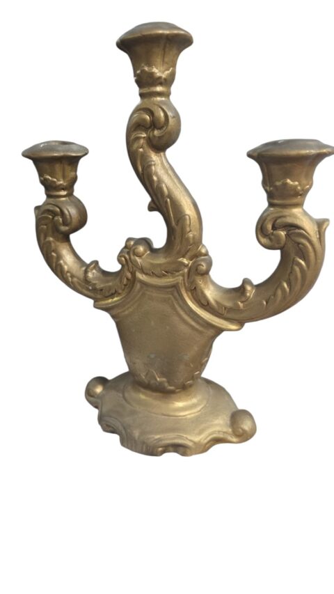 Antigo candelabro em estuque com patina dourada