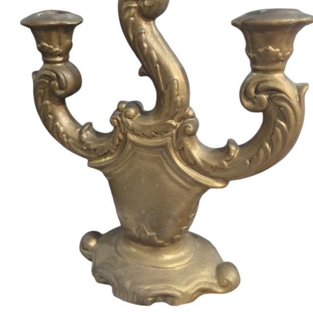 Antigo candelabro em estuque com patina dourada