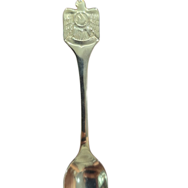 Colher japonesa em dourado metal.