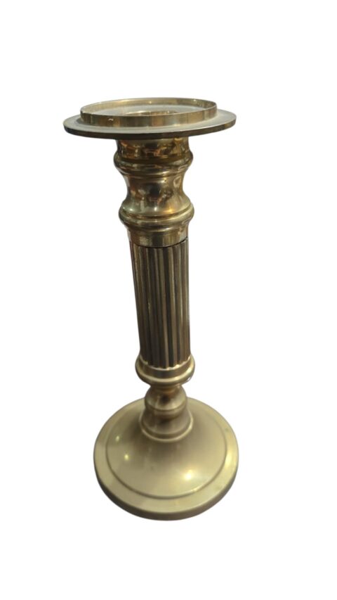 Elegante castiçal de metal dourado