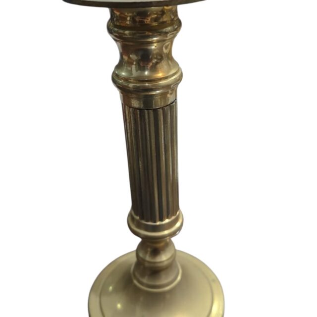 Elegante castiçal de metal dourado