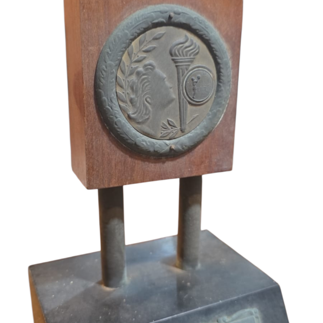 Antigo e belo troféu, madeira e bronze