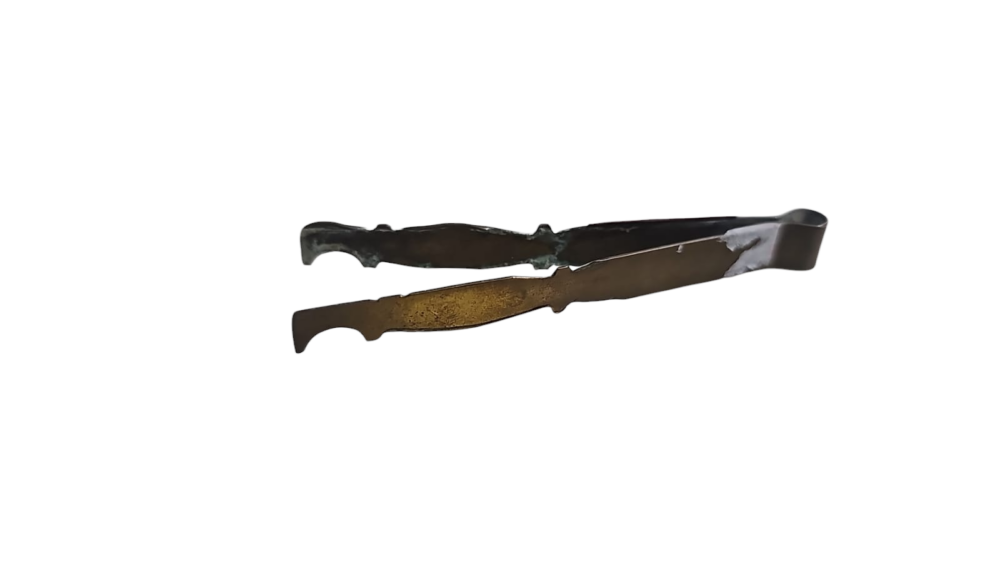 Elegante e antiga pinça para refeições