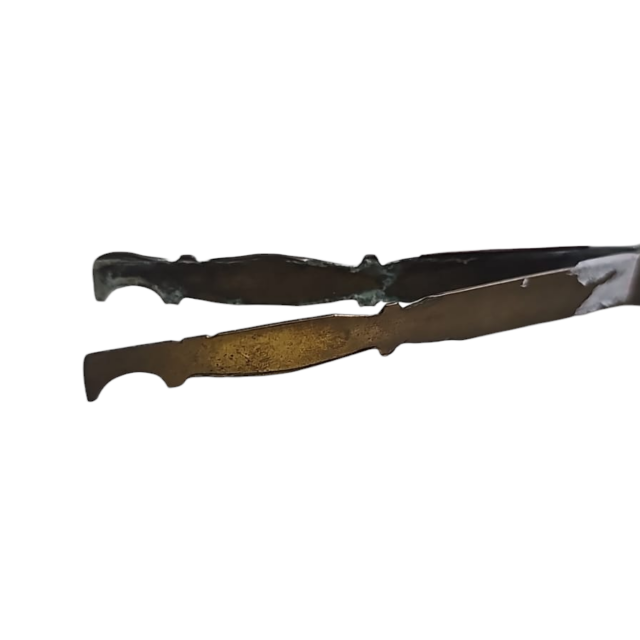 Elegante e antiga pinça para refeições