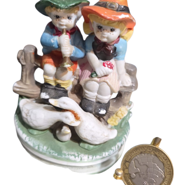 Escultura antiga de porcelana