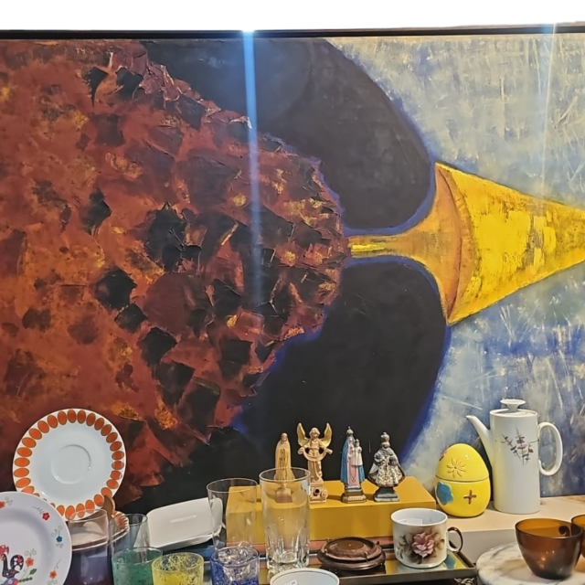 Enorme pintura de Letícia Brasileiro, representando pássaro