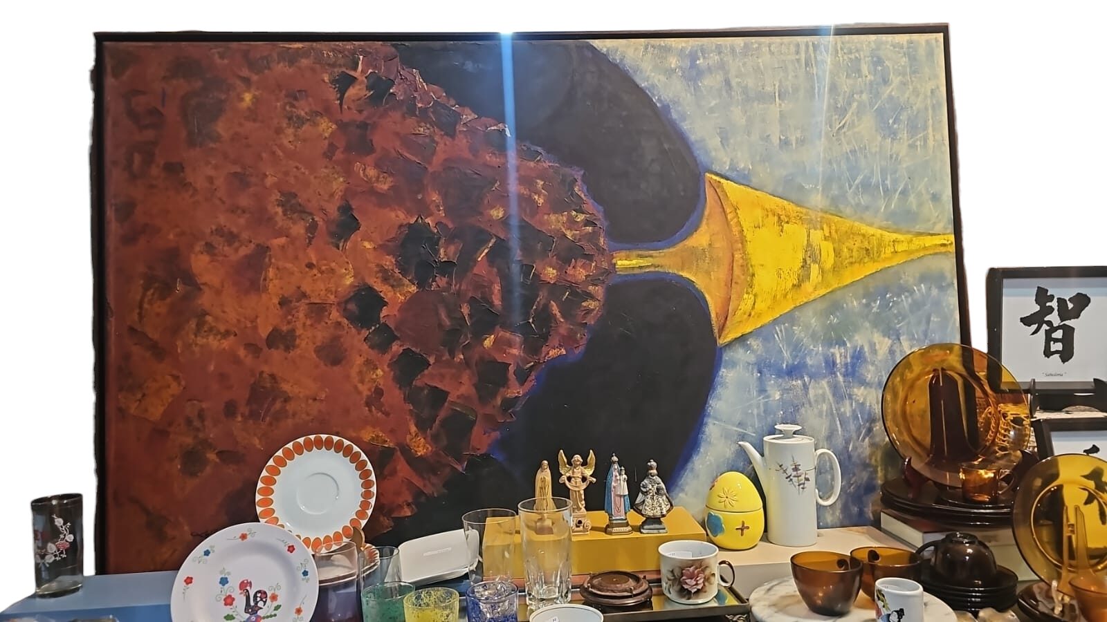 Enorme pintura de Letícia Brasileiro, representando pássaro