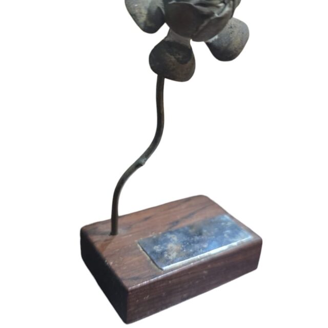 Florzinha de metal com base em madeira