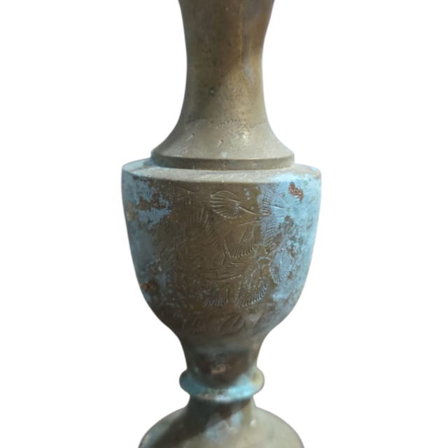 Antigo vaso indiano em dourado metal ricamente cinzelado