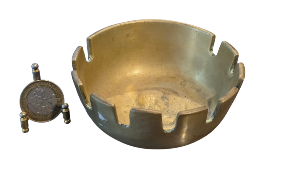 Pesado e antigo cinzeiro de bronze