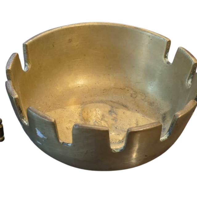 Pesado e antigo cinzeiro de bronze