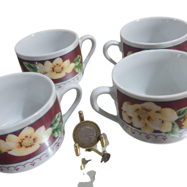 Xícaras de chá porcelana chinesa, motivos florais. (valor unitário)
