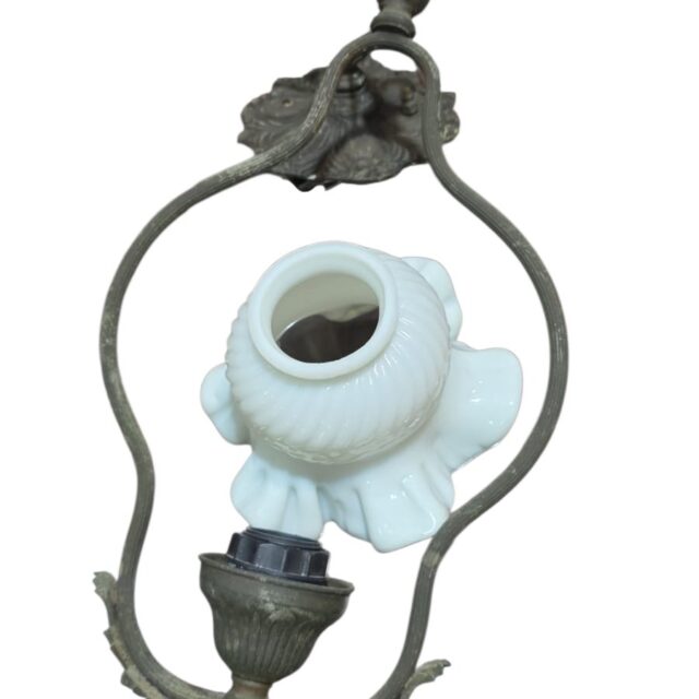 Antiga luminária pendente de teto, com cúpula de opalina, completa