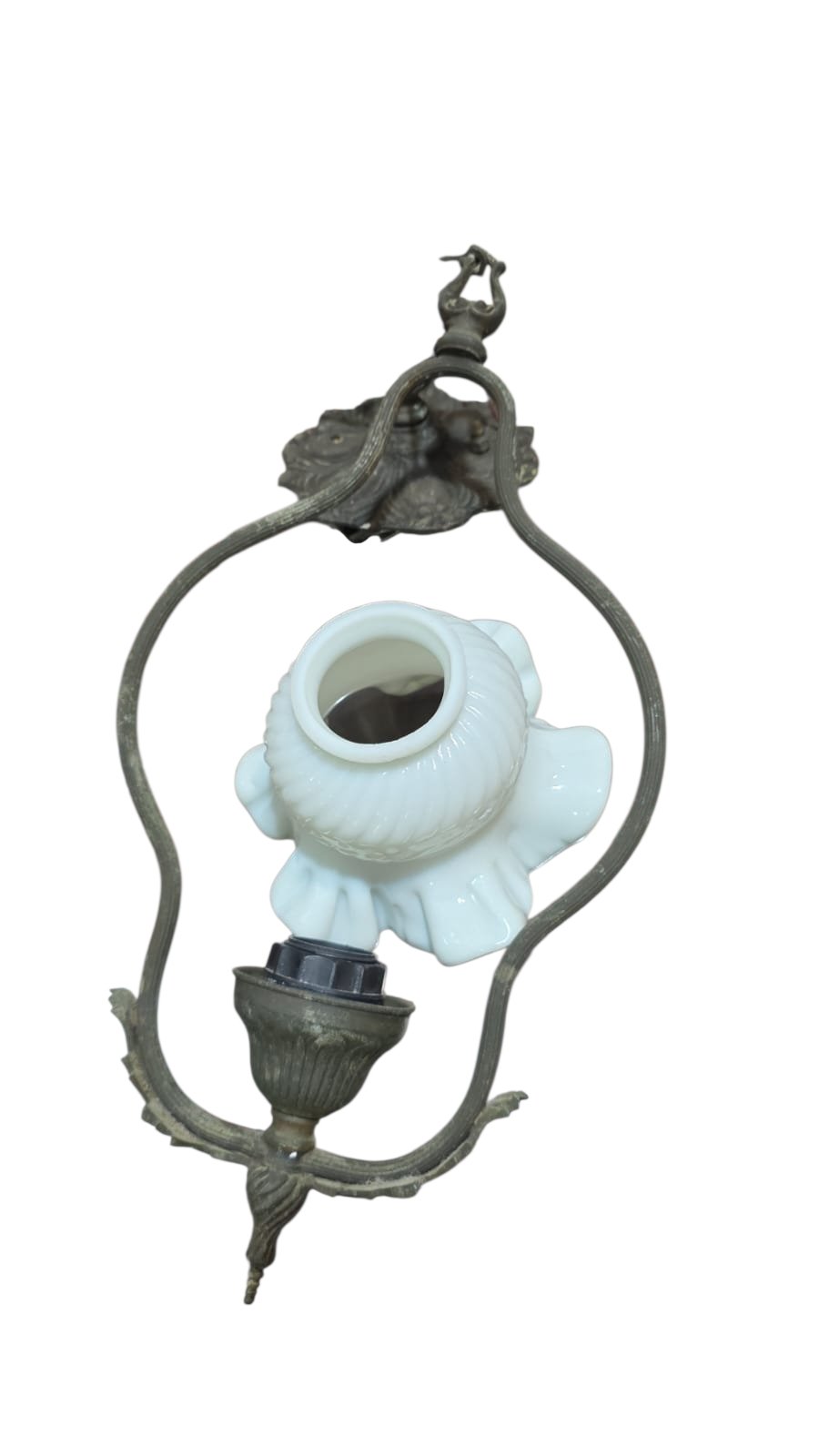 Antiga luminária pendente de teto, com cúpula de opalina, completa