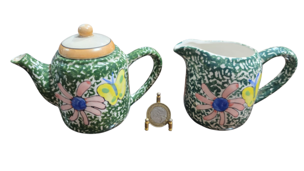 Bule e leiteira de porcelana