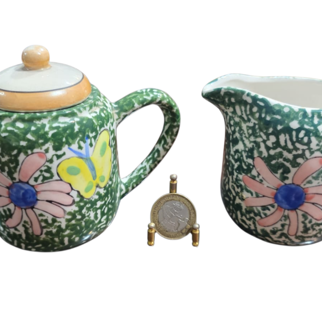 Bule e leiteira de porcelana