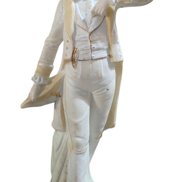 Elegante escultura de fidalgo de porcelana da época