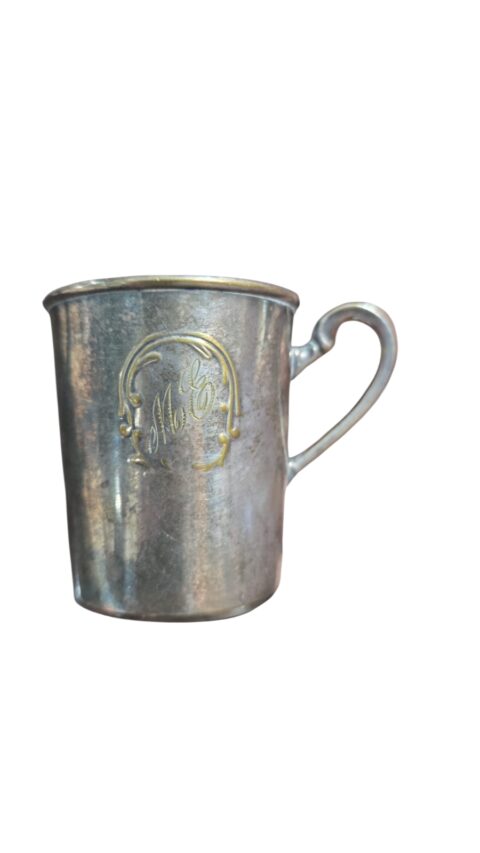 Caneca espessurada a prata antiga com iniciais gravada