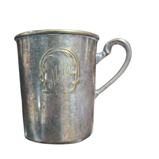 Caneca espessurada a prata antiga com iniciais gravada