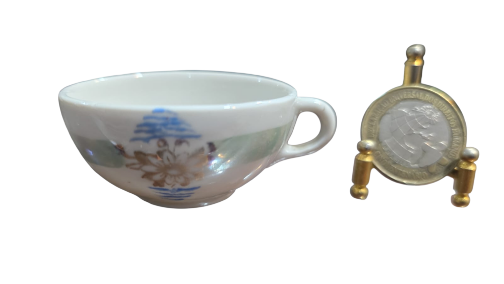 Antiga e pequena xícara de porcelana, bela arte