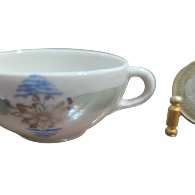 Antiga e pequena xícara de porcelana, bela arte