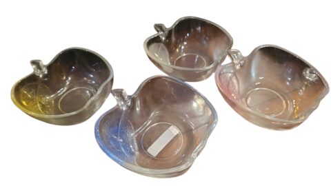 Conjunto de antigos bowls de sobremesa em formato de maçã