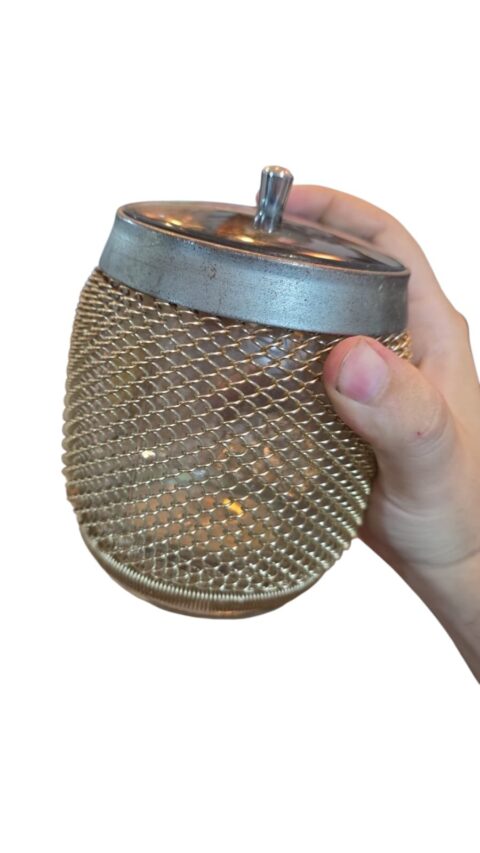Antigo pote de vidro com malha de metal, década de 70