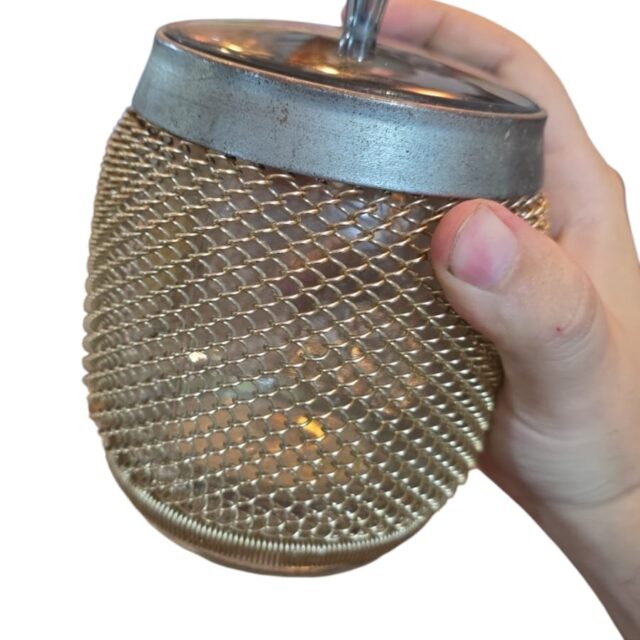 Antigo pote de vidro com malha de metal, década de 70