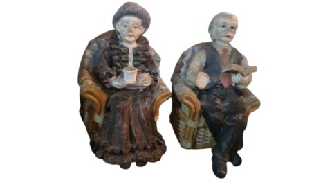 Casal de idosos de resina